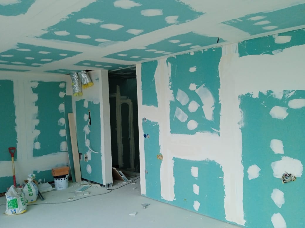 Drywall com massa e preparação para pintura