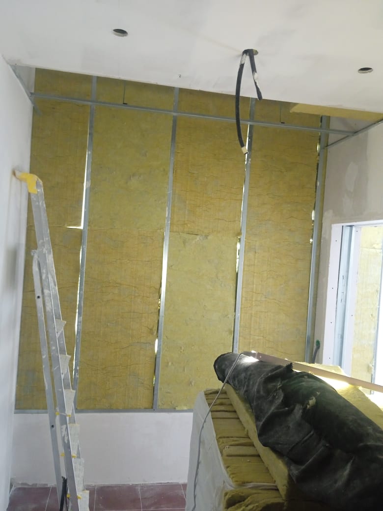 Isolamento em parede com estrutura metálica