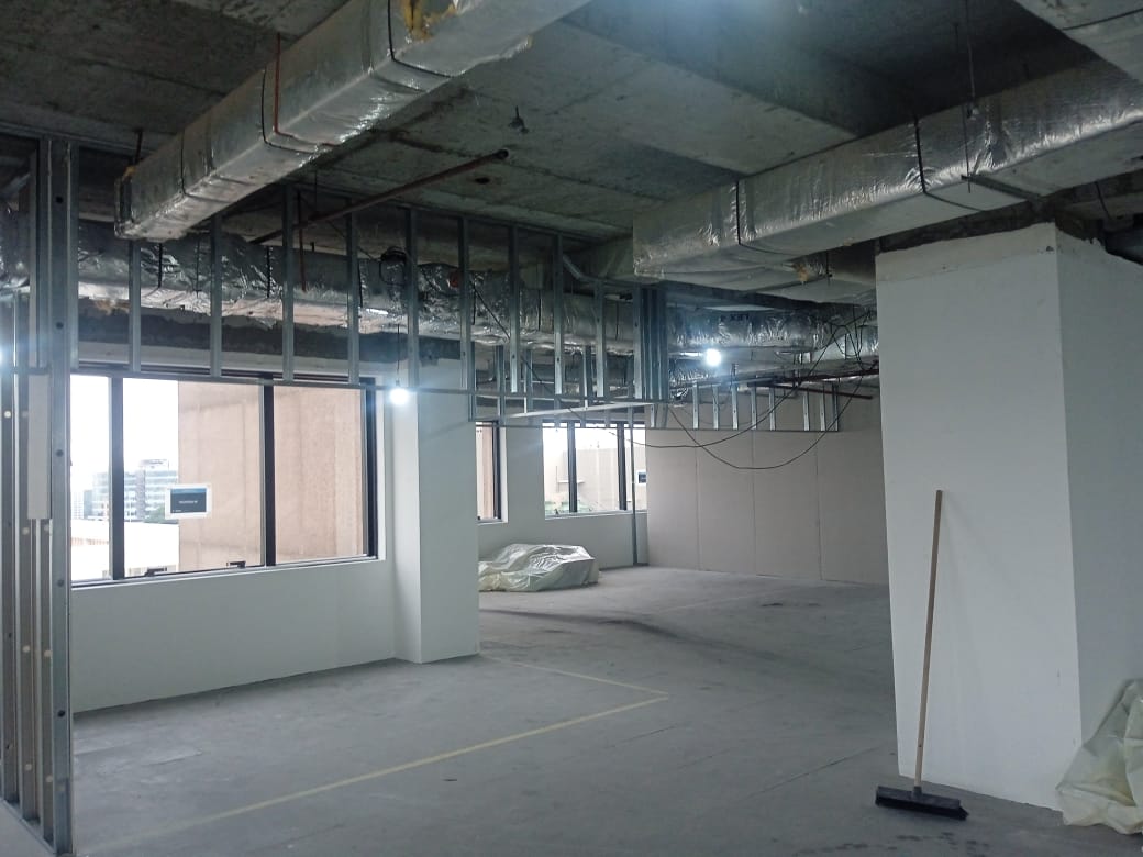 Obra comercial em andamento com estrutura e instalações