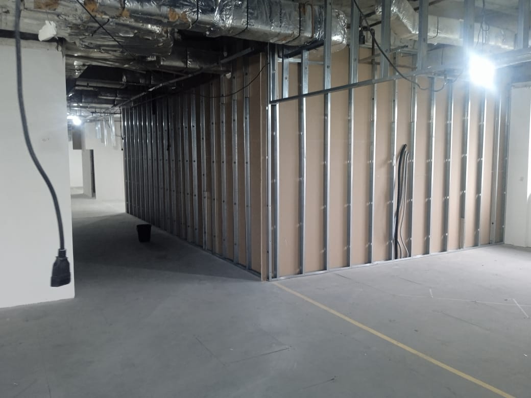 Estrutura de drywall em corredor