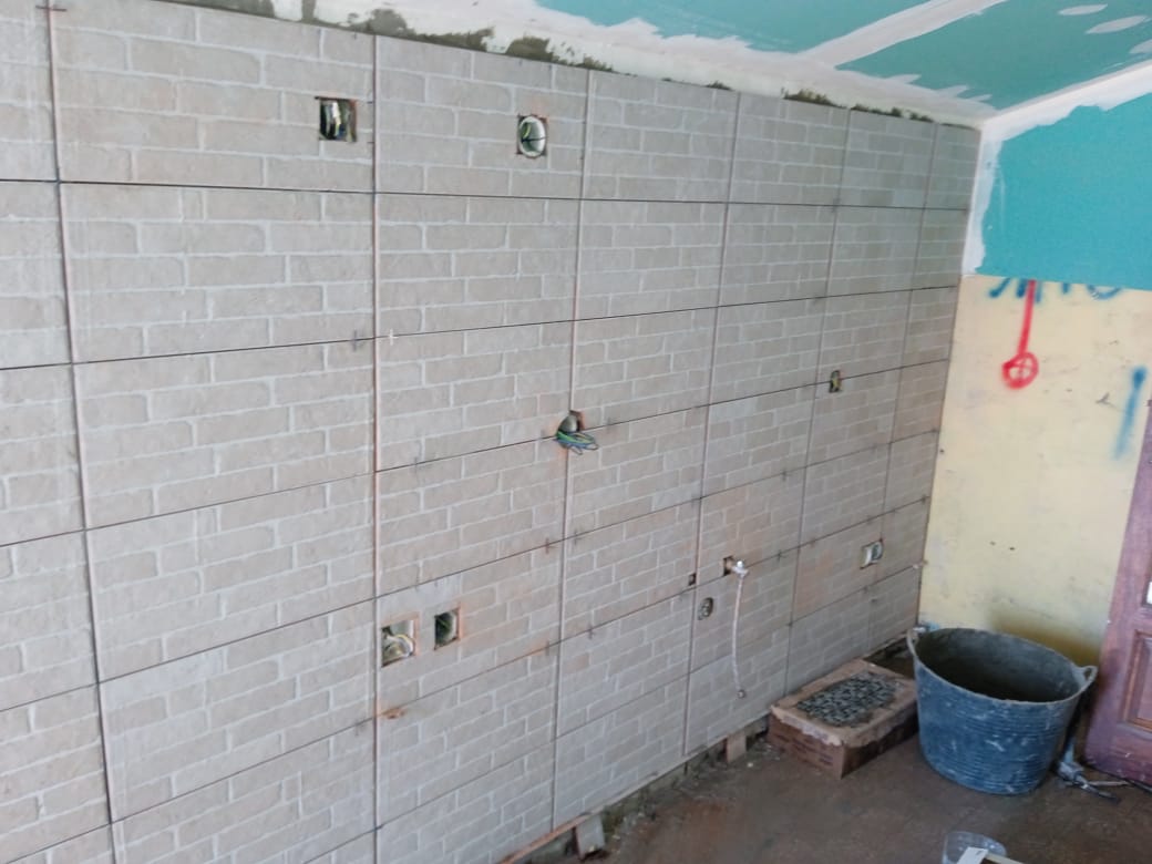 Revestimento em parede com acabamento alinhado